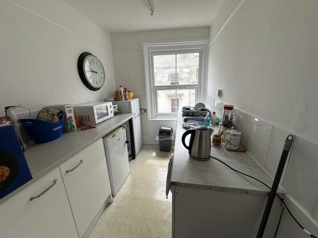 Lot: 19 - TOWN CENTRE COMMERCIAL UNIT FOR INVESTMENT - Kitchen